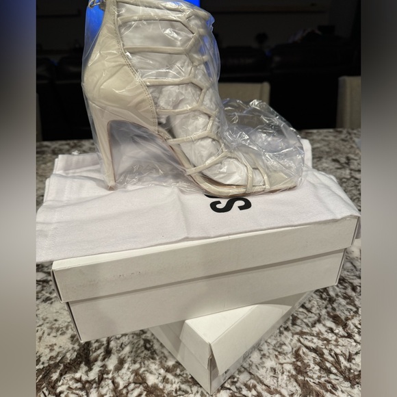 SCHUTZ Heels 🤍 - Picture 3 of 9